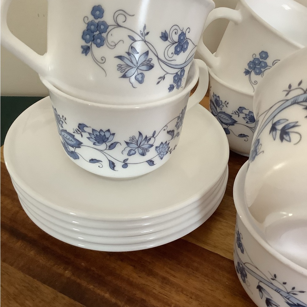 Lot of Vintage 70s Arcopal France "ASTER" Blue Floral Tea Cups & Saucers Set - Picture 6 of 16